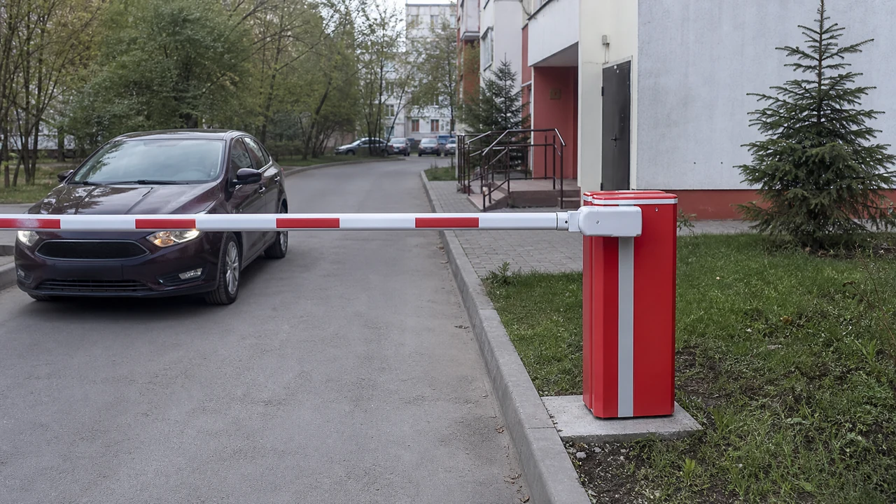 Шлагбаум на въезде во двор жилого дома